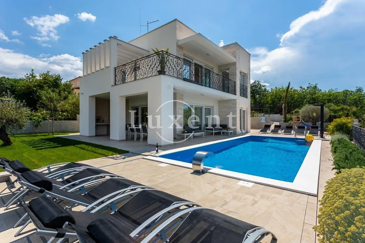 Prodej rodinného domu 220 m², pozemek 450 m²